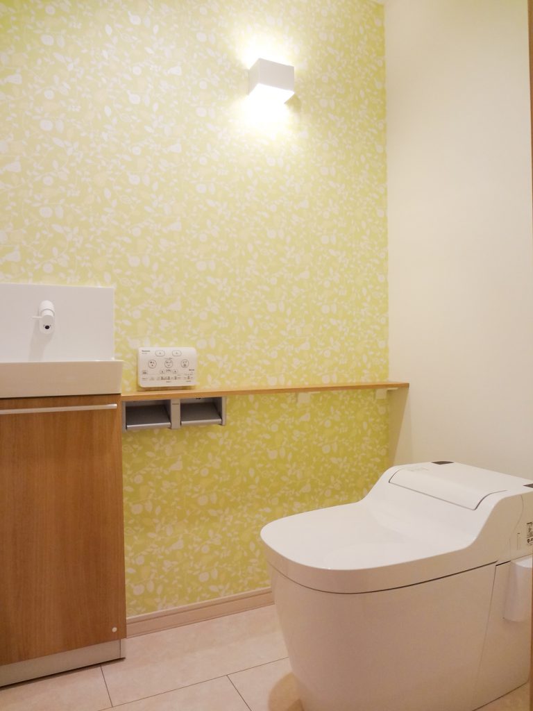 トイレ壁面には明るいグリーンの壁紙をあしらい、清潔感を保ちつつ華やかな空間に仕上げました。