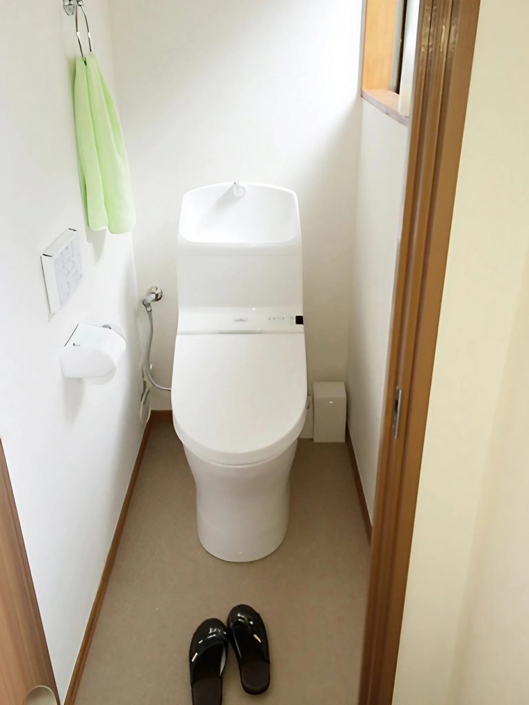 トイレは最新式のものに取り替え、壁紙もシンプルなものにして清潔感を出しました。