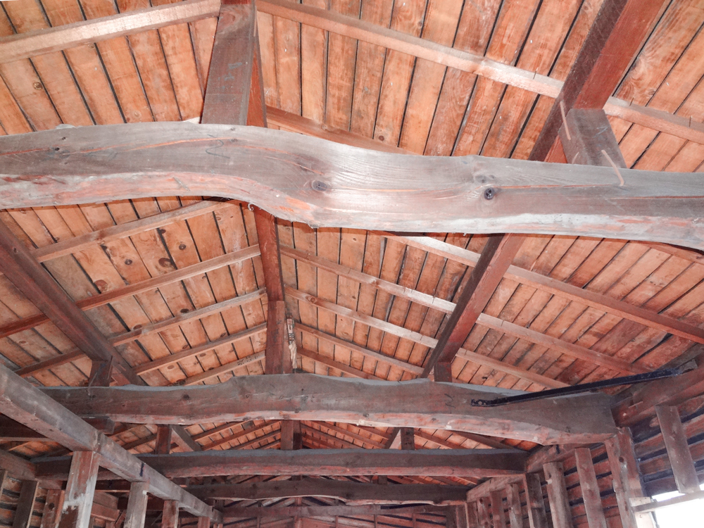 天井を高くし、もともとあった梁はアクセントとして残せるよう、診断結果をもとに丁寧な施工を行っていきます。