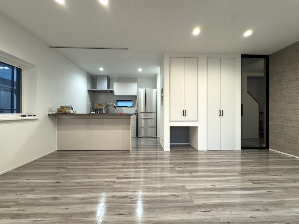 ワンちゃんと住まう快適なLDKと重厚感のある外装