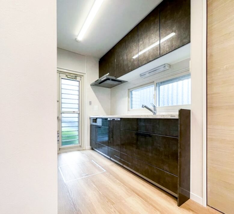 高級感と清潔感あふれるキッチンを叶えたリフォーム事例