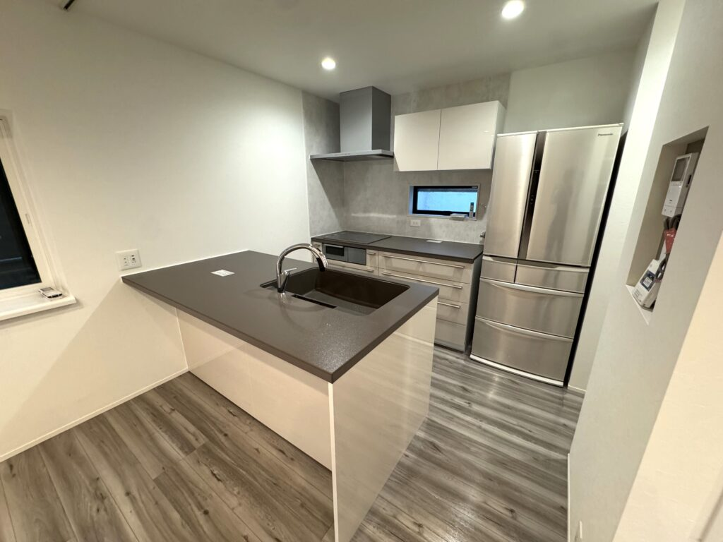 広めの作業スペースを確保したセパレートキッチン