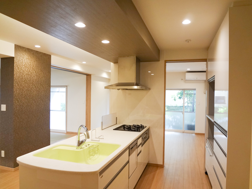 広めの通路幅と回遊性を確保したキッチン