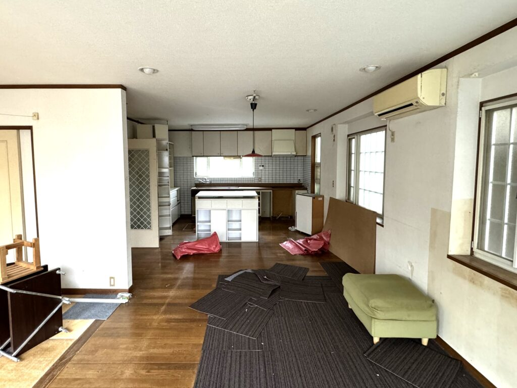 リビングを見渡せる機能的なキッチンを実現した事例